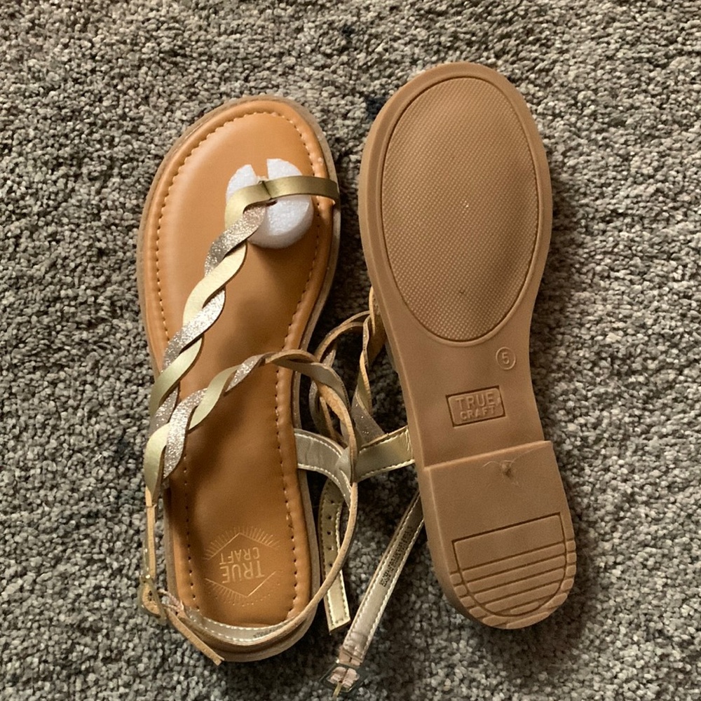 brand new.      super cute.
